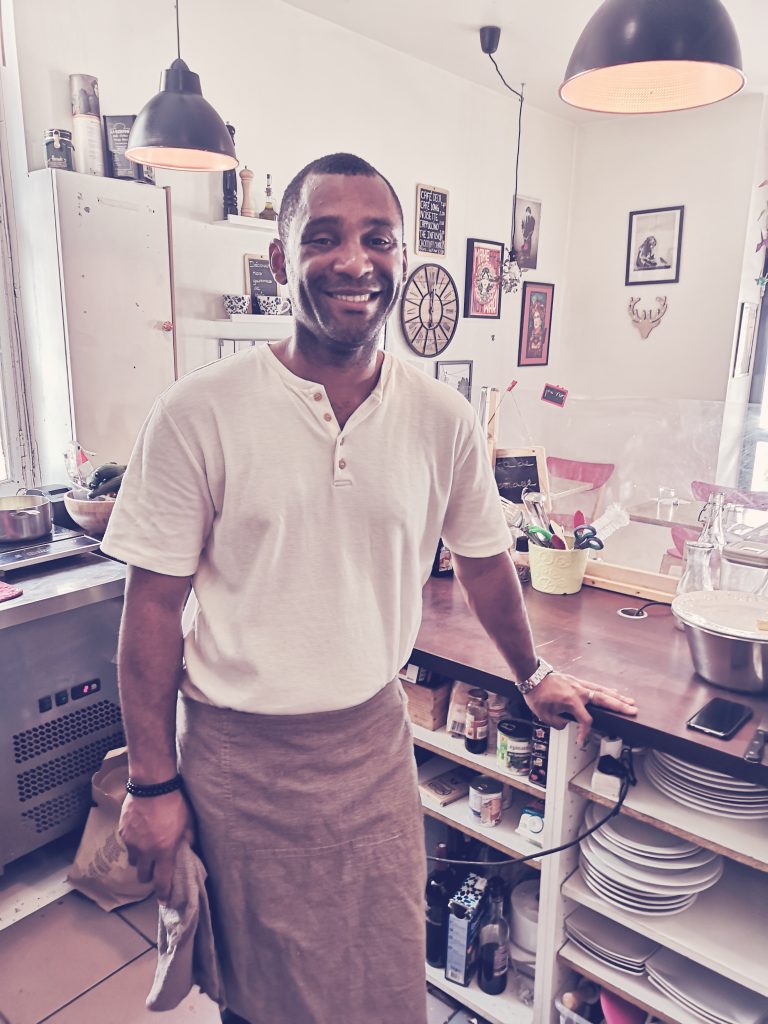 Freddy Lokanga dans sa cuisine au restaurant The Soul Chicken à Bordeaux.  