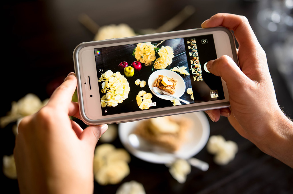 utilisateurs prend en photo un plat avec son smartphone 
