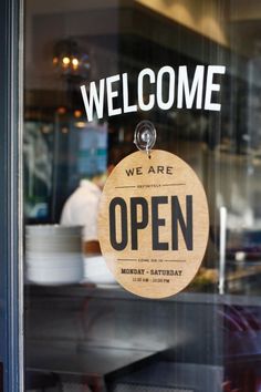 Pancarte de restaurant affichant "Bienvenue" et "Nous sommes ouvert"